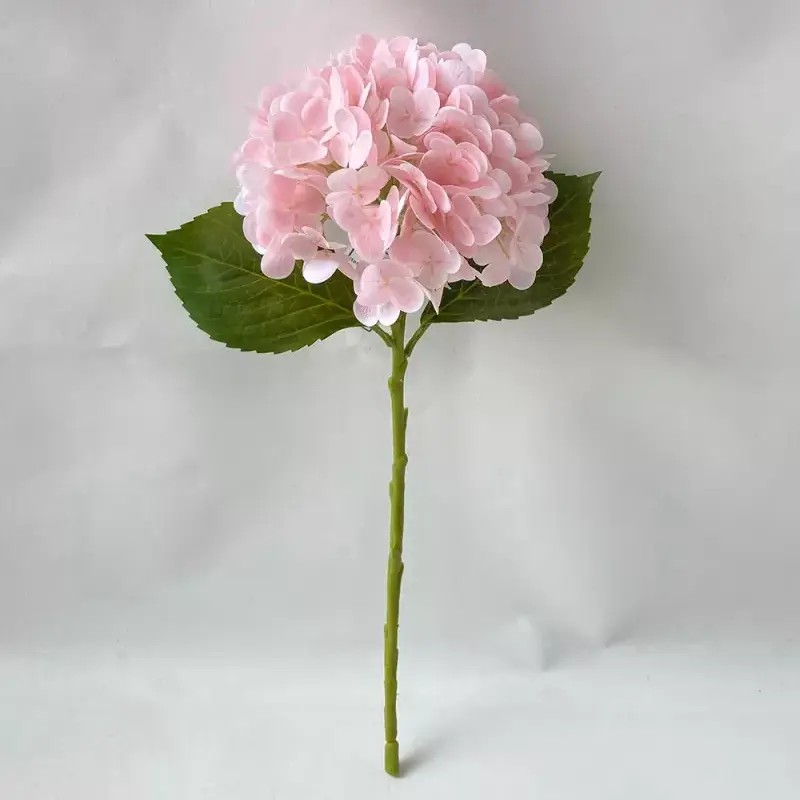 Todellinen kosketus keinotekoinen hydrangea