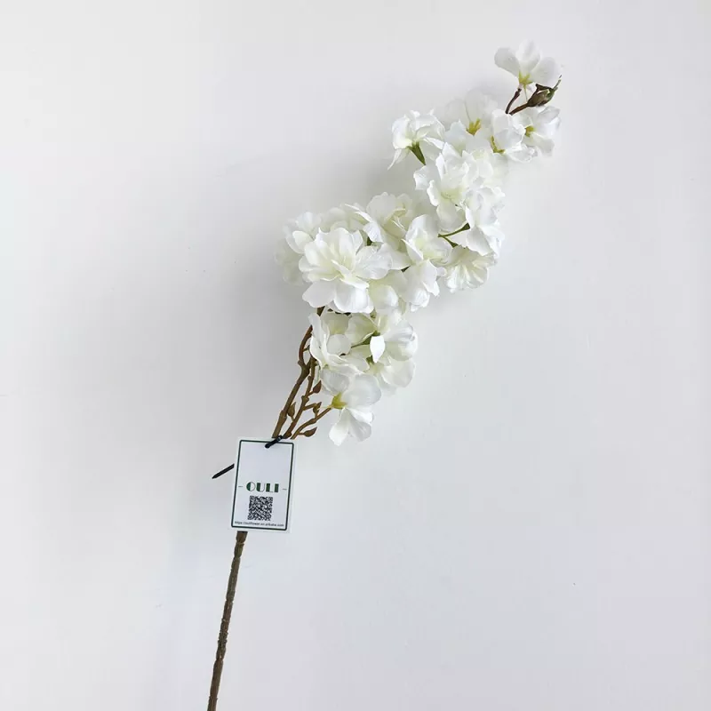Todellinen kosketus Cherry Blossom -haarat