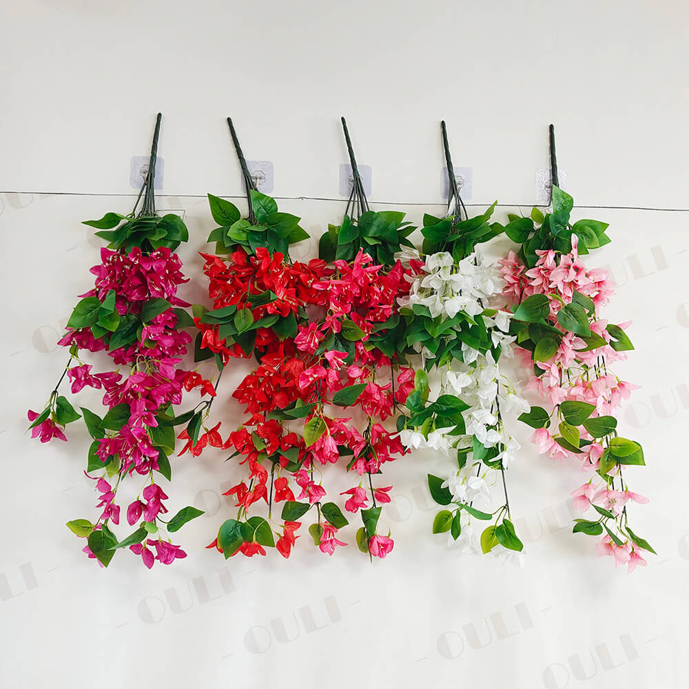 Silkki bougainvillea seinä roikkuu